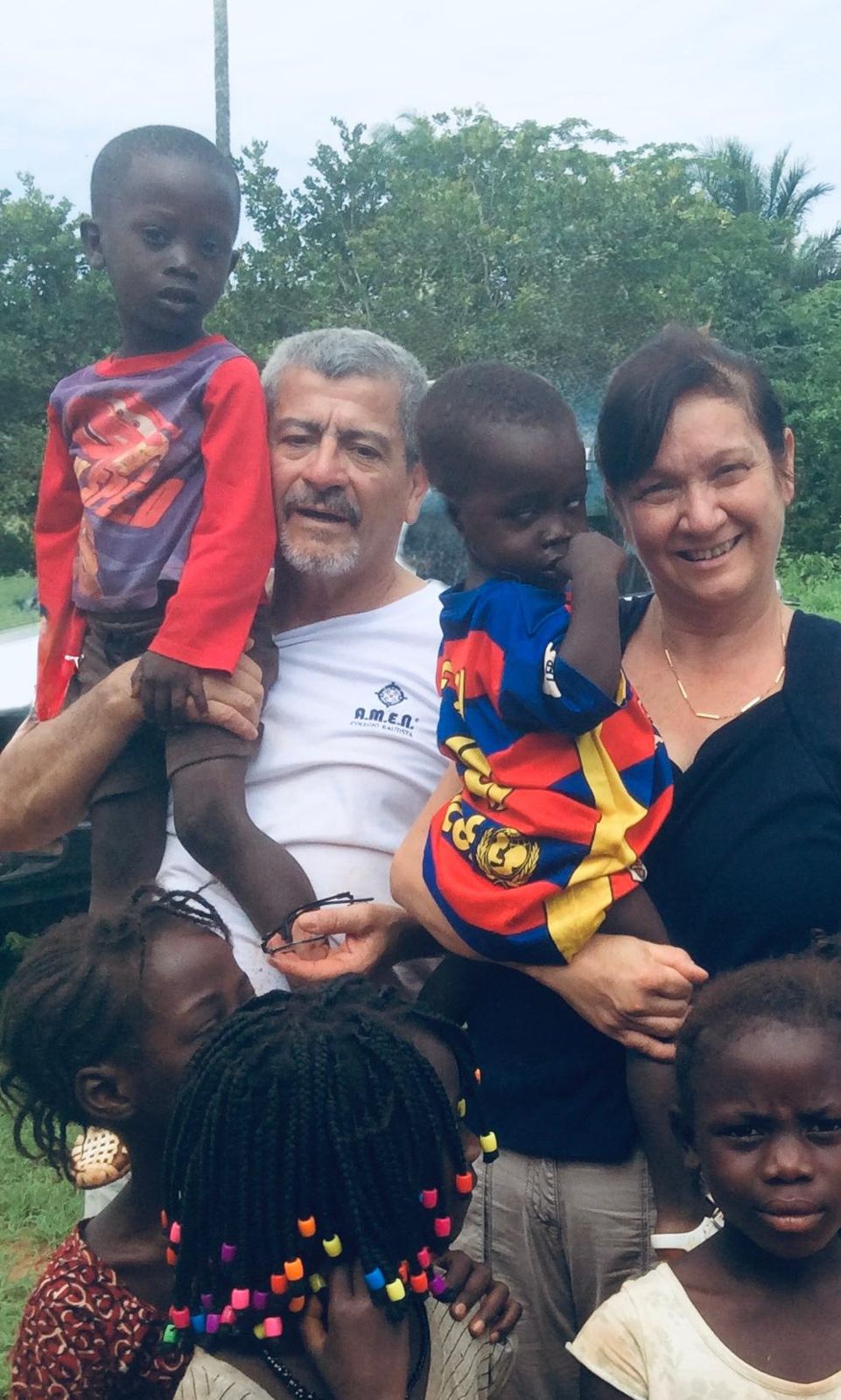 Abel y Paty con niños de Sitchan Samba